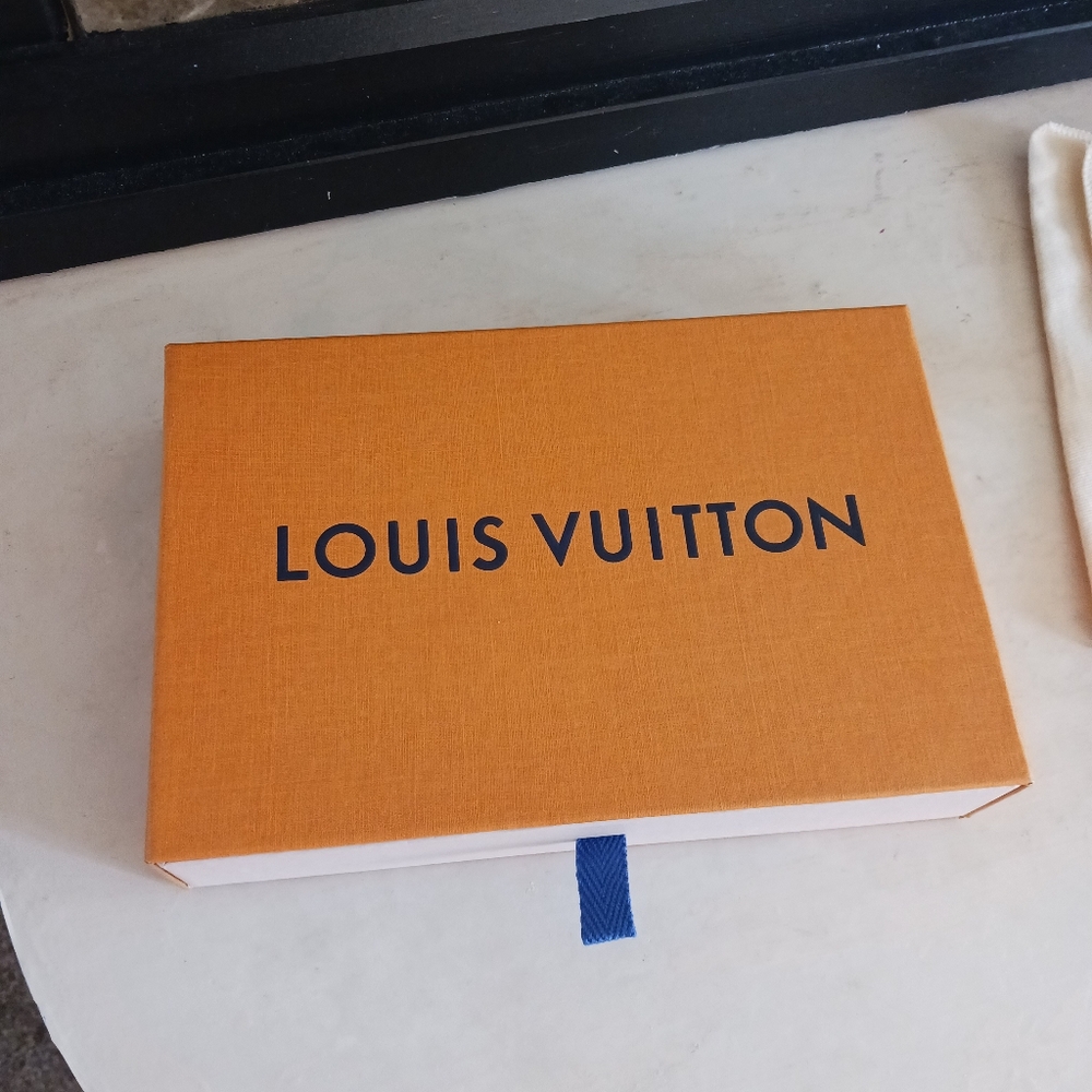 Louis Vuitton Box And Accessories - Picture 2 of 4